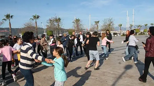 Çocuklar sokak oyunlarını tanıdı