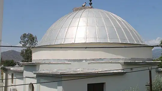 10 yıldır aynı camiye yuva yapıyorlar