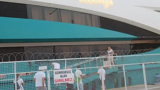 HİNTLİ MİLYARDERİN YÜZEN SARAYI FETHİYE'YE DEMİR ATTI