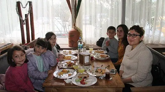 Minik öğrencilerin okuma sevinci