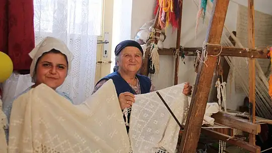 Üzümlü Dastarını FRT TV mikrofonlarına anlattı