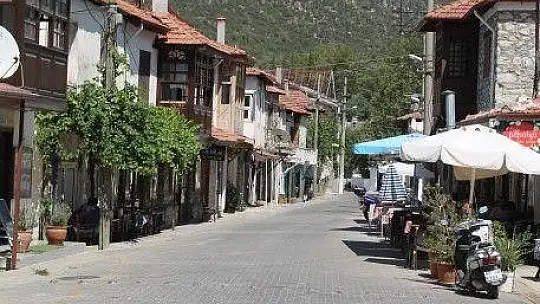 Üzümlü Dastarını FRT TV mikrofonlarına anlattı