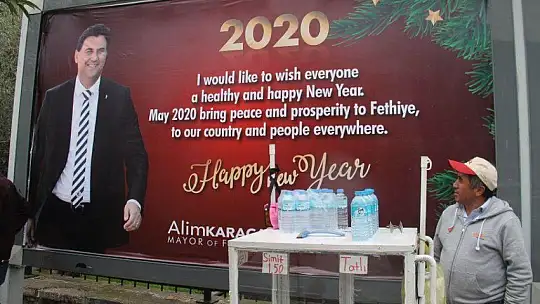 Başkan Karaca'dan İngilizce-Türkçe kutlama