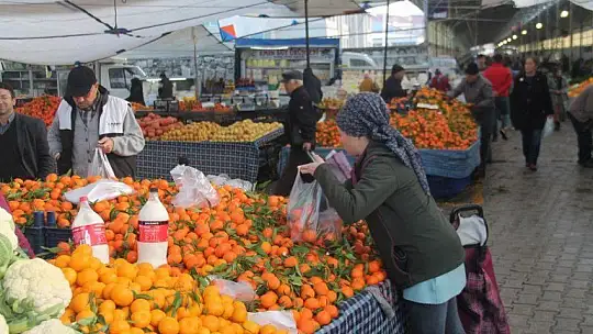 Yeni Yıl Alışverişleri Salı Pazarı'ndan Yapıldı