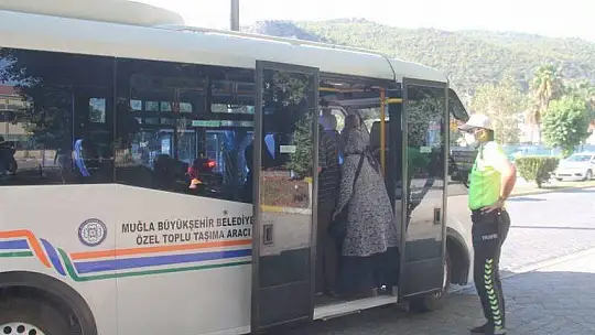Fethiye'de minibüslere Kovid-19 denetimleri sürüyor