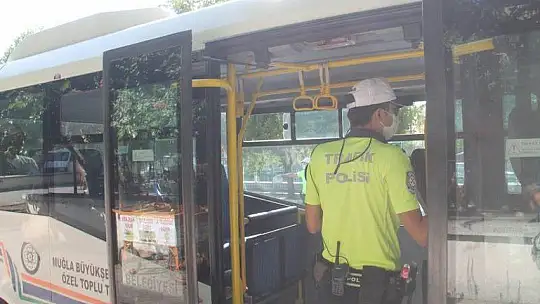 Fethiye'de minibüslere Kovid-19 denetimleri sürüyor