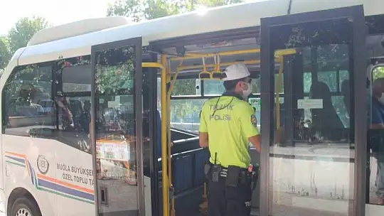 Fethiye'de minibüslere Kovid-19 denetimleri sürüyor