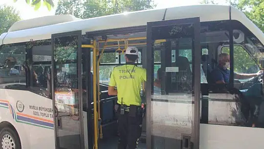 Fethiye'de minibüslere Kovid-19 denetimleri sürüyor