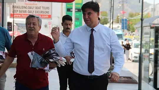 CHP'li Başkanlar Fethiye esnafına Türk Bayrağı dağıttı