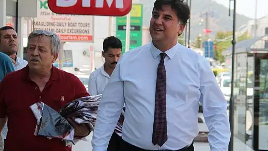 CHP'li Başkanlar Fethiye esnafına Türk Bayrağı dağıttı