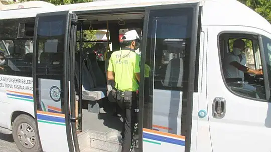 Fethiye'de minibüslere Kovid-19 denetimleri sürüyor