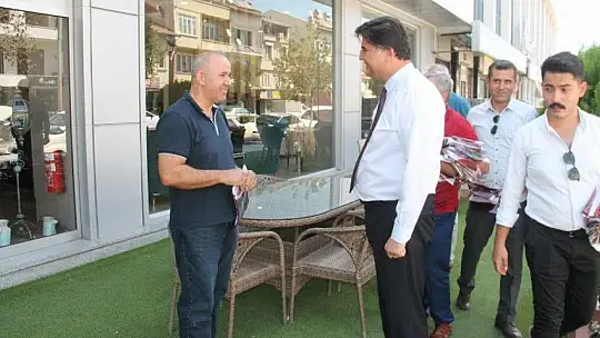 CHP'li Başkanlar Fethiye esnafına Türk Bayrağı dağıttı
