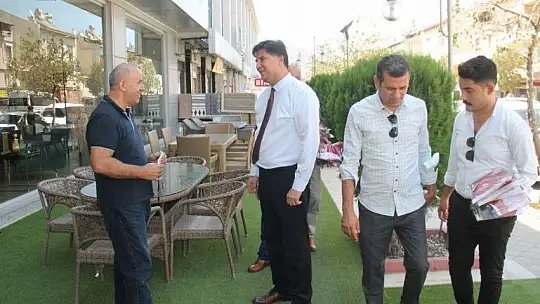 CHP'li Başkanlar Fethiye esnafına Türk Bayrağı dağıttı