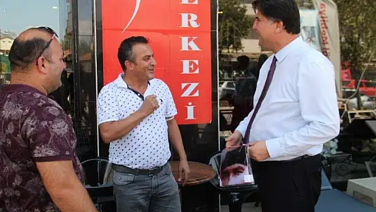 CHP'li Başkanlar Fethiye esnafına Türk Bayrağı dağıttı