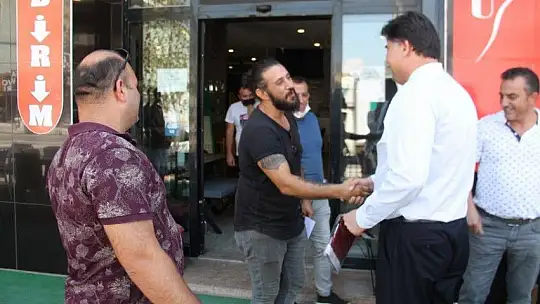 CHP'li Başkanlar Fethiye esnafına Türk Bayrağı dağıttı