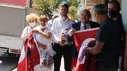 CHP'li Başkanlar Fethiye esnafına Türk Bayrağı dağıttı
