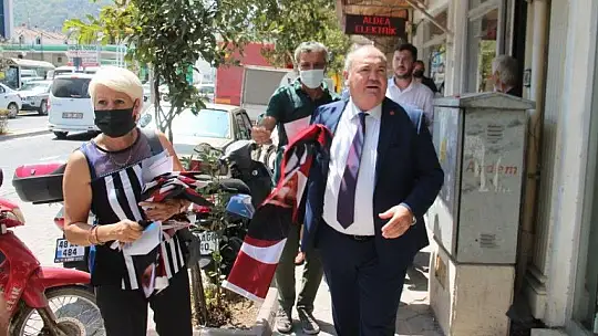 CHP'li Başkanlar Fethiye esnafına Türk Bayrağı dağıttı