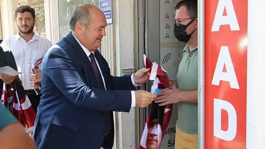 CHP'li Başkanlar Fethiye esnafına Türk Bayrağı dağıttı