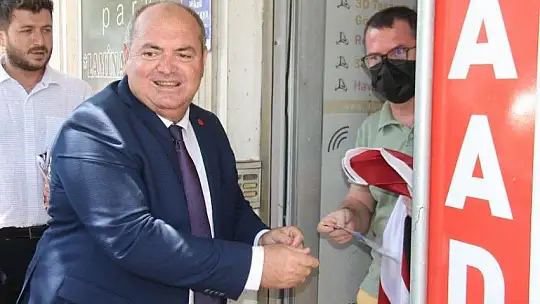 CHP'li Başkanlar Fethiye esnafına Türk Bayrağı dağıttı