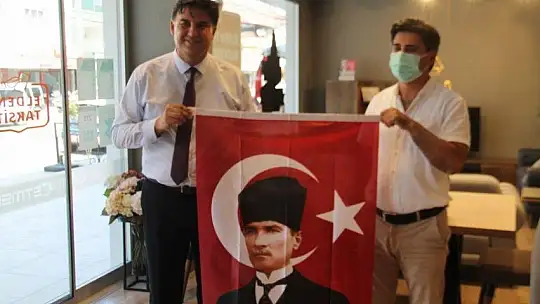 CHP'li Başkanlar Fethiye esnafına Türk Bayrağı dağıttı