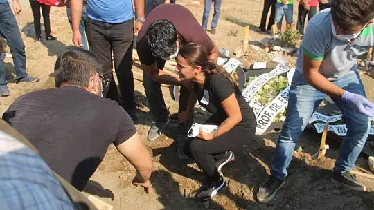 TEZKERE GÜNÜNDE TOPRAĞA VERİLDİ