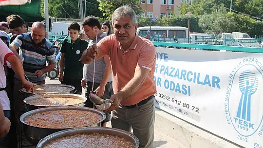 Vatandaşlara ve pazar esnafına aşure ikram ettiler