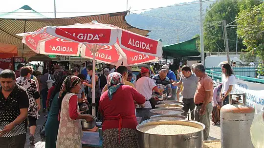 Vatandaşlara ve pazar esnafına aşure ikram ettiler