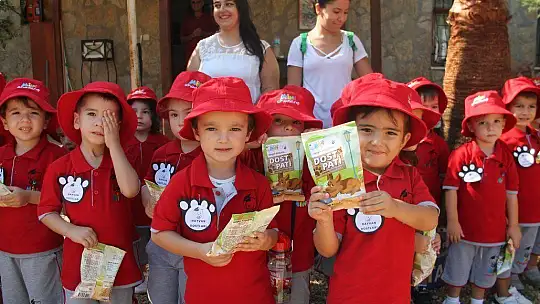 Minikler biriktirdikleri harçlıklar ile mama aldılar