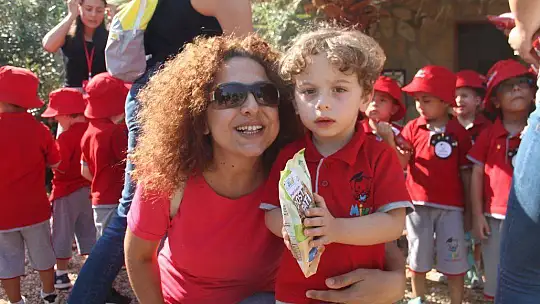 Minikler biriktirdikleri harçlıklar ile mama aldılar