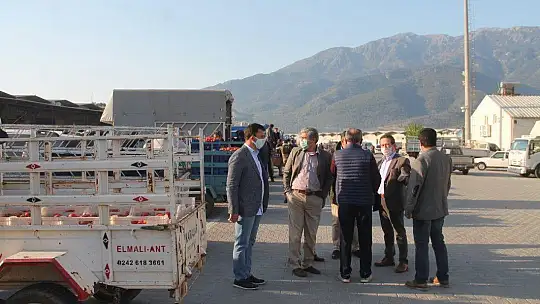 Başkan Öztürk üreticilerin ve komisyoncuların nabzını tuttu 