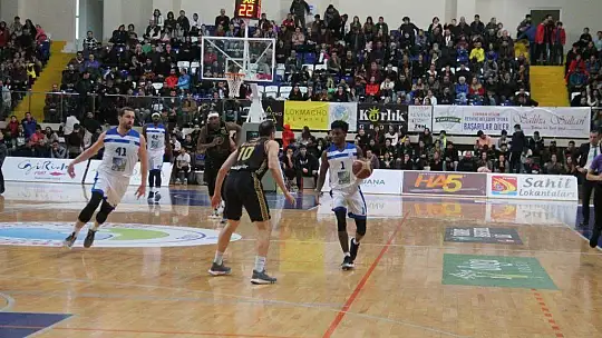 Lider koltuğu bırakmadı 75-72