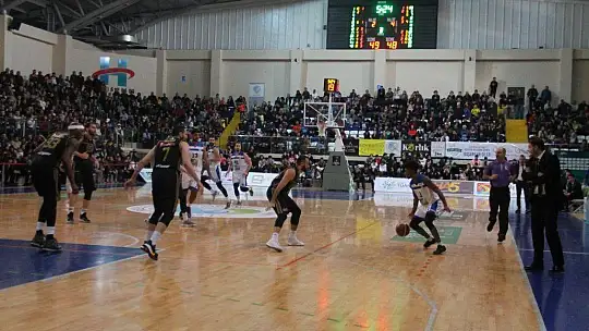 Lider koltuğu bırakmadı 75-72
