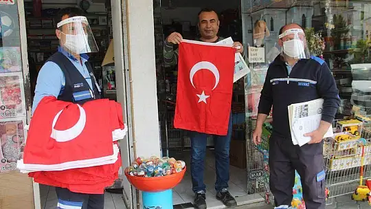 Büyükşehir Belediyesi 3 Bin Adet Türk Bayrağı Dağıttı 