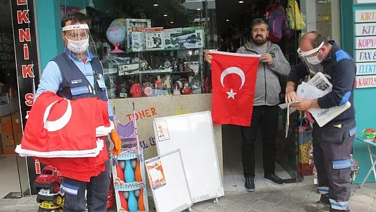 Büyükşehir Belediyesi 3 Bin Adet Türk Bayrağı Dağıttı 