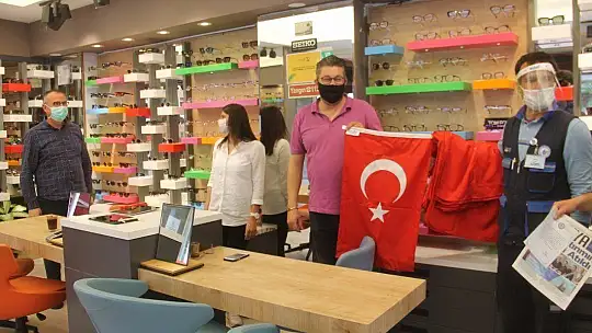 Büyükşehir Belediyesi 3 Bin Adet Türk Bayrağı Dağıttı 