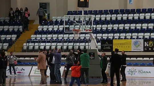 Lider koltuğu bırakmadı 75-72