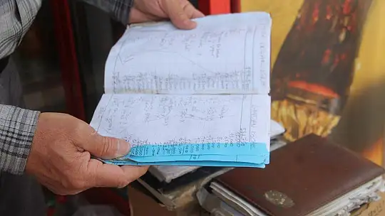 CHP İlçe Örgütü veresiye defterlerini satın aldı 