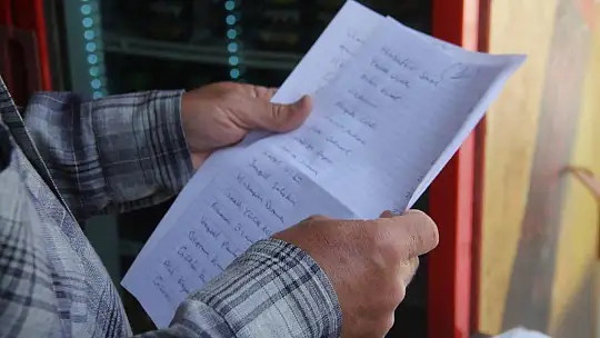 CHP İlçe Örgütü veresiye defterlerini satın aldı 