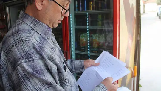 CHP İlçe Örgütü veresiye defterlerini satın aldı 