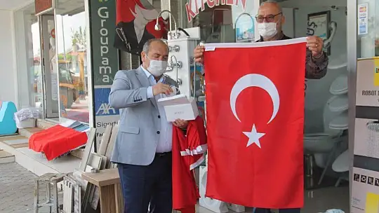 Büyükşehir Belediyesi 3 Bin Adet Türk Bayrağı Dağıttı 