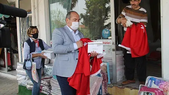 Büyükşehir Belediyesi 3 Bin Adet Türk Bayrağı Dağıttı 