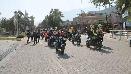 Emniyet ekiplerinden renkli kutlama 