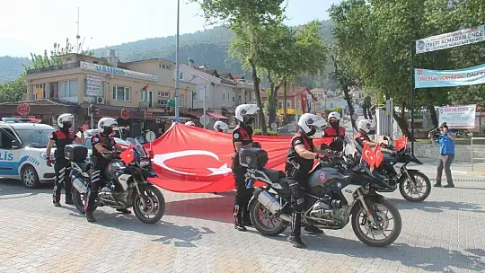 Emniyet ekiplerinden renkli kutlama 