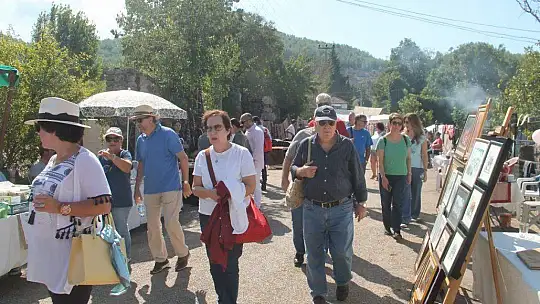 Yunan heyeti çiçeklerle karşılandı