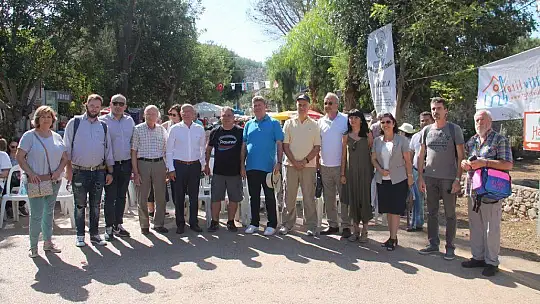 Yunan heyeti çiçeklerle karşılandı