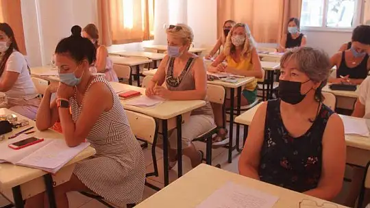 FETHİYE'DE YAŞAYAN YABANCILAR TÜRKÇE ÖĞRENİYOR