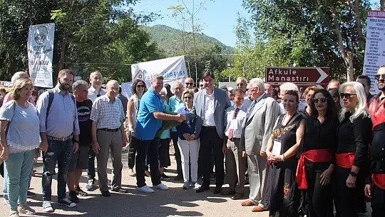 Yunan heyeti çiçeklerle karşılandı