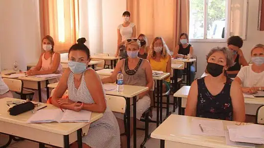 FETHİYE'DE YAŞAYAN YABANCILAR TÜRKÇE ÖĞRENİYOR