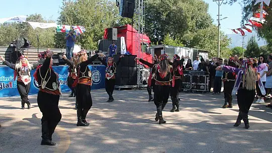Yunan heyeti çiçeklerle karşılandı