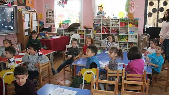 Minik Öğrencilerin Oyuncak Sevinci